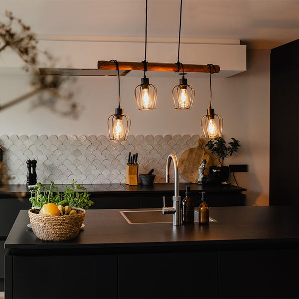 Moderne Küche mit einer Hängelampe mit vier Leuchten über einer Kücheninsel