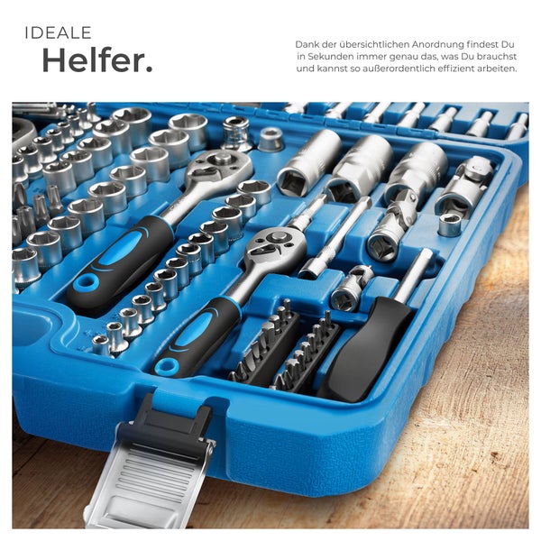 Blauer Werkzeugkoffer mit übersichtlicher Anordnung von Ratschen, Steckschlüsseln, Bits und Verlängerungen auf einem Holzuntergrund.