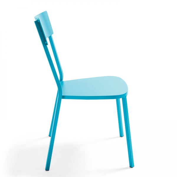 Moderner Metallstuhl in Hellblau, Seitenansicht, minimalistisches Design.