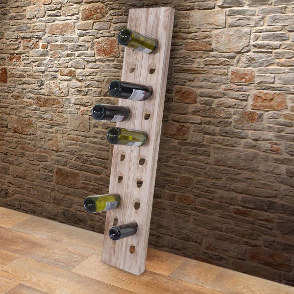 Weinregal aus Holz mit mehreren Weinflaschen
