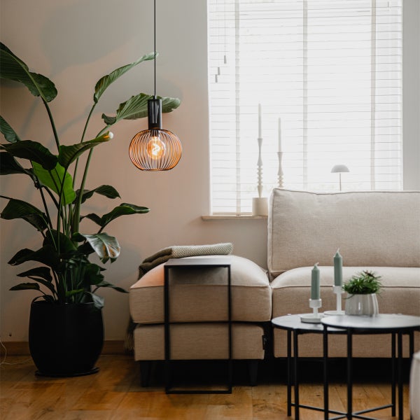 Wohnzimmer mit Sofa, Tisch und Pendelleuchte