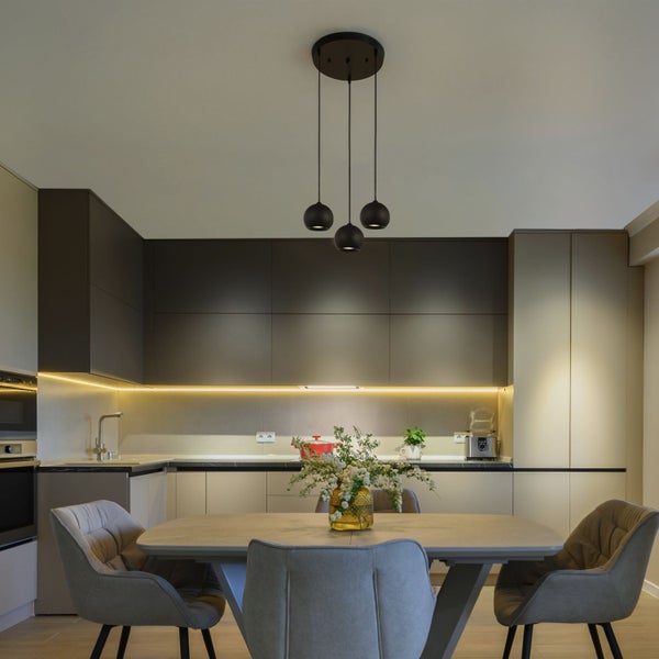 Moderne Küche mit Esstisch und Hängeleuchte