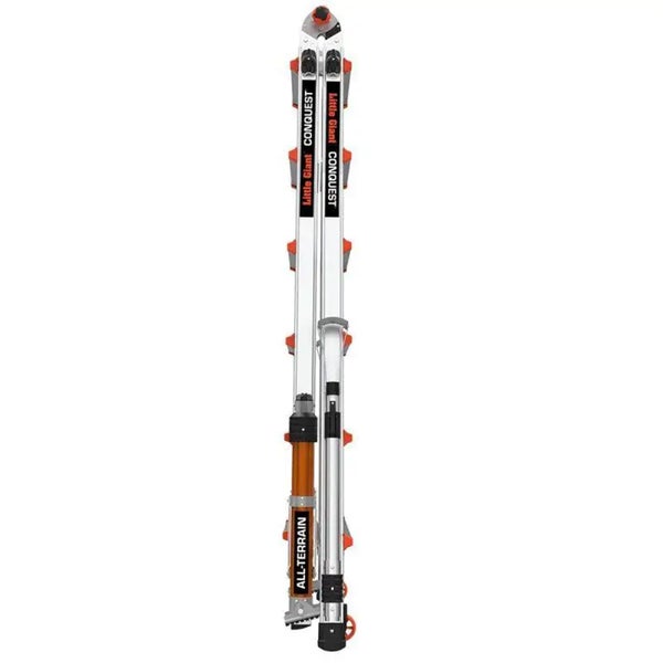 Zusammengeklappte Little Giant Conquest Aluminium Gelenkleiter mit verstellbaren Beinen für unebene Untergründe.