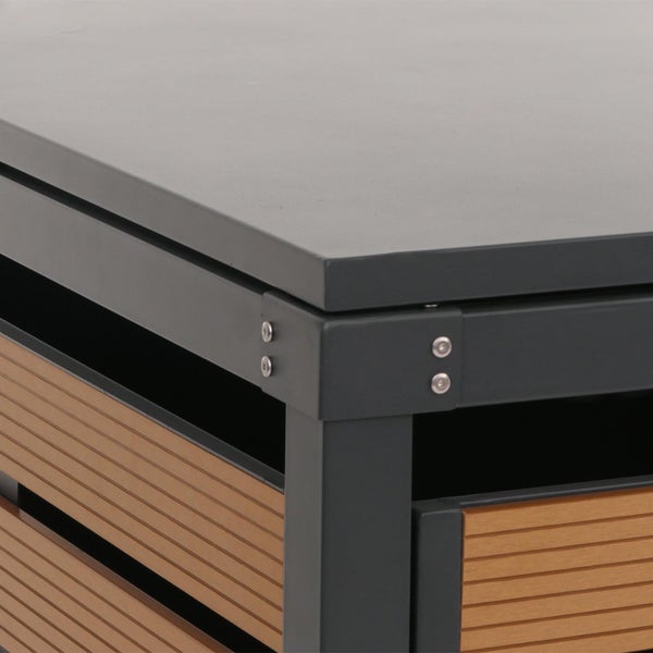 Detailansicht eines Gartentisches mit horizontalen Holzpaneelen und einer Tischplatte