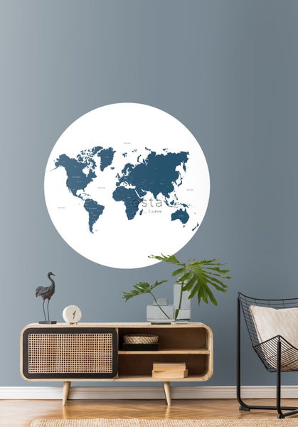 Wohnraum mit einer Wanddekoration in Form einer Weltkarte über einem Holzschrank.