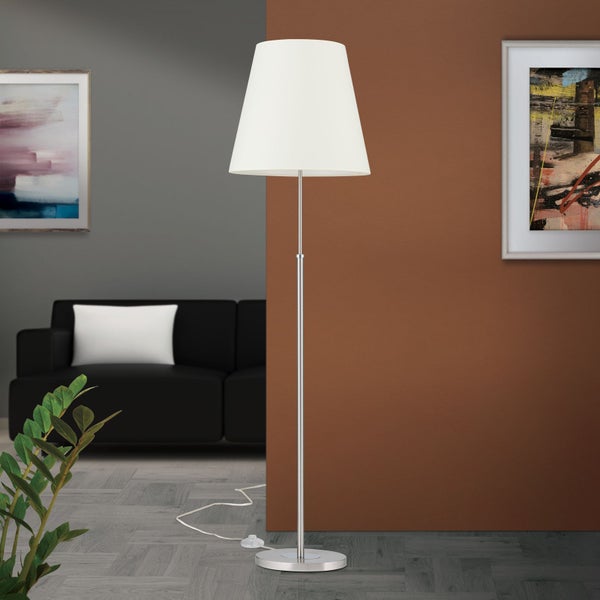 Stehlampe mit Stoffschirm im Wohnzimmer