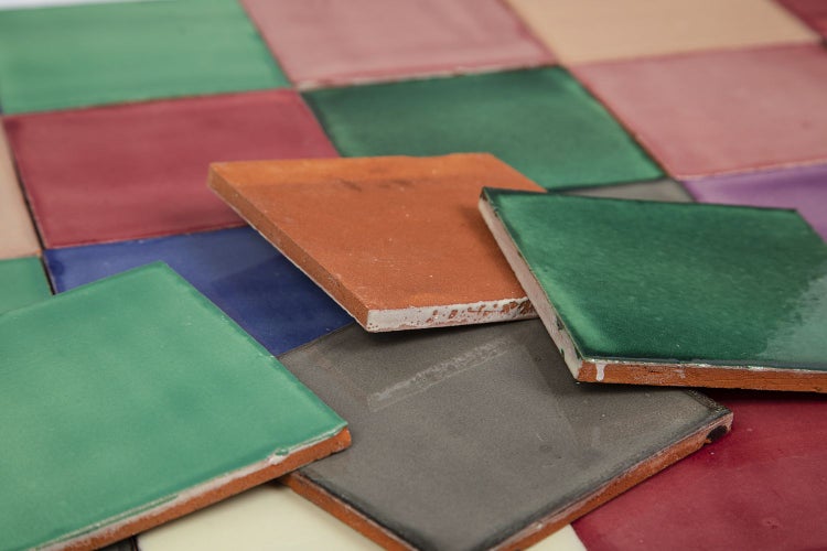 Quadratische Steingutfliesen in verschiedenen Farben