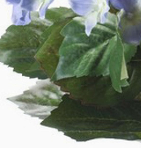 Künstliche Ranunkelblüte aus Textilmaterial in Flieder und Gelb.