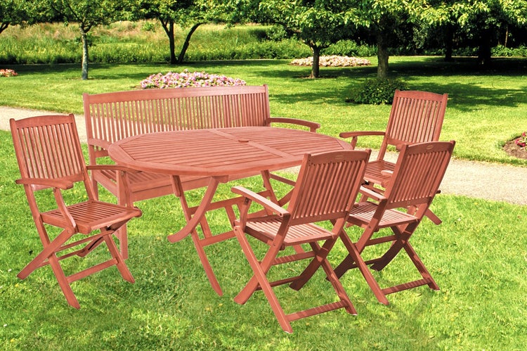 Gartenmöbel-Set aus Holz mit ovalem Tisch, Gartenbank und vier Klappstühlen auf einer Rasenfläche im Garten.
