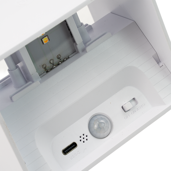 Nahaufnahme einer weißen Lampe mit USB-C-Anschluss, Bewegungssensor und Ein-Aus-Schalter