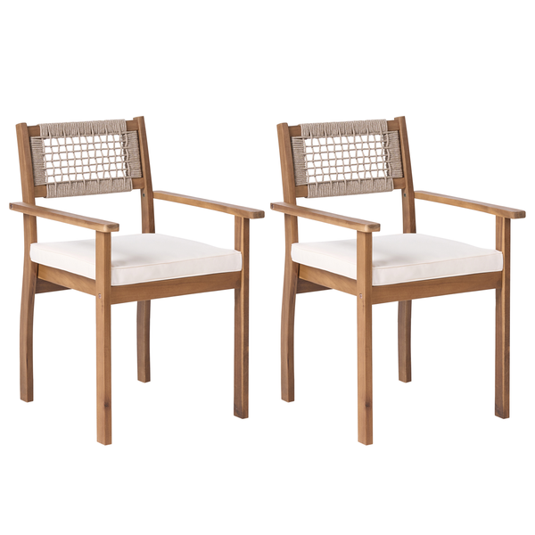 Zwei Holzstühle mit Armlehnen und Sitzkissen