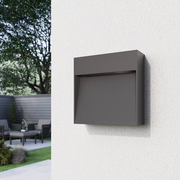 Quadratische Wandleuchte mit den Maßen 130 mm x 130 mm x 38,5 mm