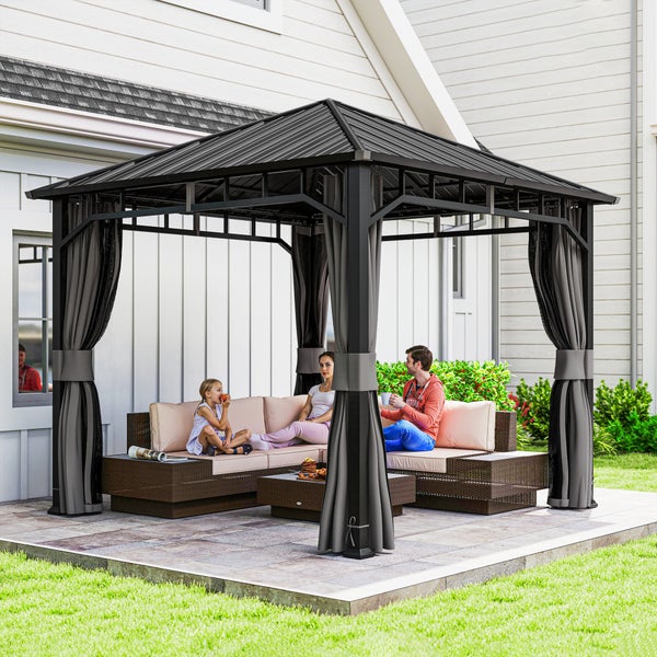 Moderner Gartenpavillon aus Metall mit festem Dach und grauen Vorhängen, auf einer Terrasse mit Lounge-Möbeln und Personen.