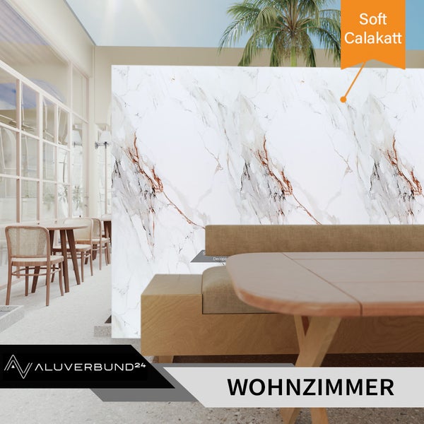 Wohnzimmer mit Wandpaneelen in Marmoroptik und Esstisch