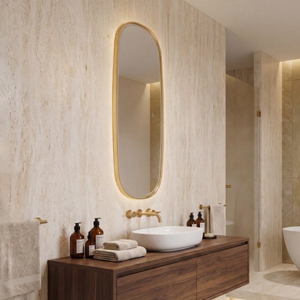 Modernes Badezimmer mit ovalem LED-Spiegel, Holz-Waschtischunterschrank, weißem Aufsatzwaschbecken und goldener Wandarmatur.