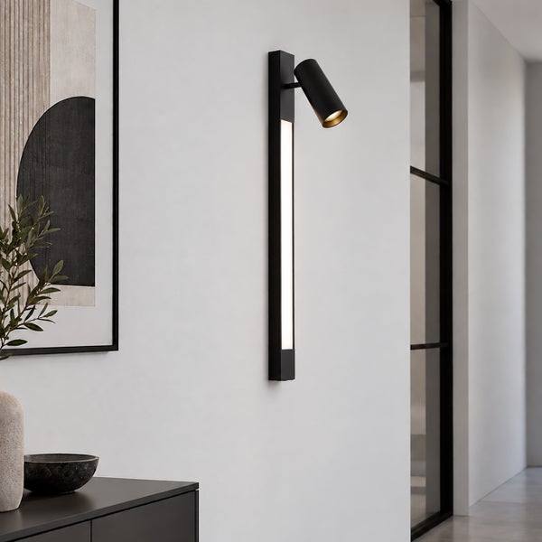 Moderne LED Wandleuchte mit verstellbarem Strahler und integriertem Lichtband in einem Wohnraum montiert.