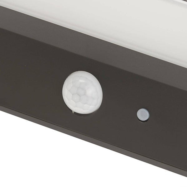 Lindby LED Solarleuchte außen Maresia mit Bewegungsmelder (spritzwassergeschützt (Modern) in Alu (1 flammig, ) - Solar-Wandleuchten Wandlampe für Outdoor & Garten Außenwand/Hauswand