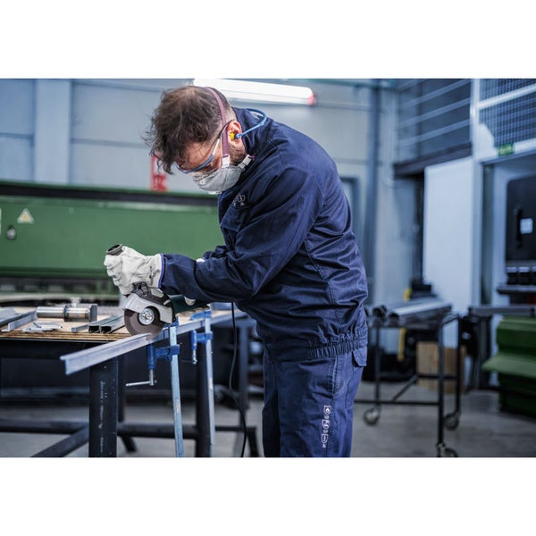 Mann schneidet Metall mit Winkelschleifer, Arbeitsschutz inklusive