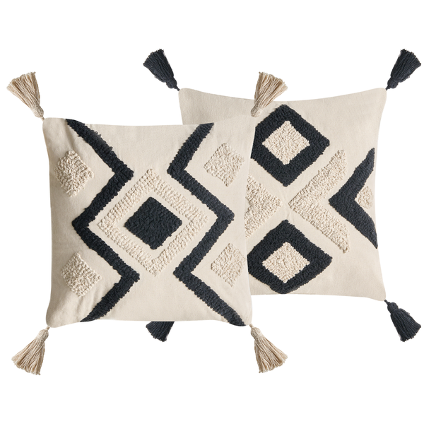 Zwei Zierkissen mit geometrischem Muster und Quasten