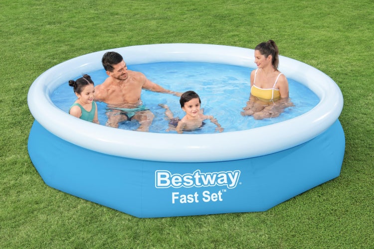 Bestway Fast Set aufblasbarer Pool im Garten mit einer Familie aus vier Personen beim Baden.
