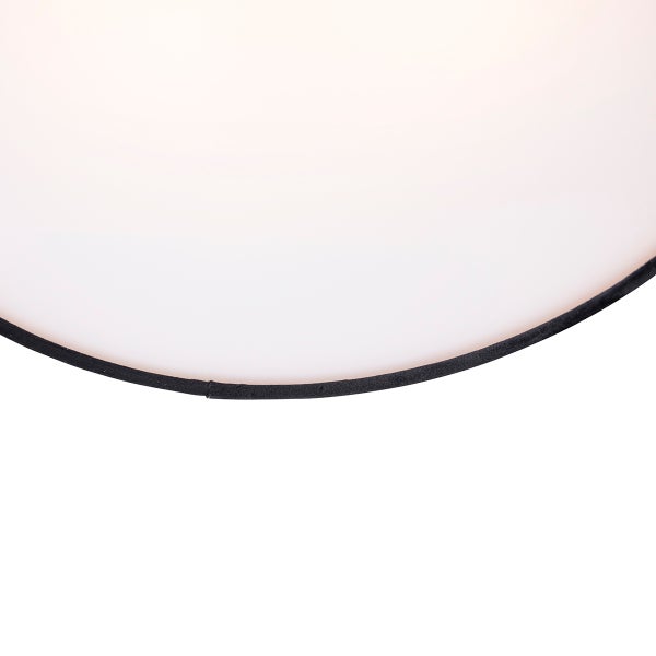 Nahaufnahme eines runden Lampenschirms mit weißem Textil und schmalem schwarzen Rand.