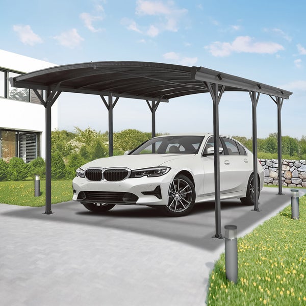 Auto unter einem Carport auf einer Auffahrt
