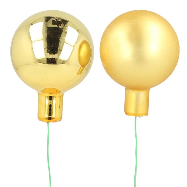 Zwei goldfarbene Christbaumkugeln mit Drahtaufhängung