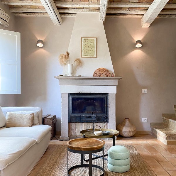 Wohnzimmer mit Kamin, Sofa und Beistelltischen