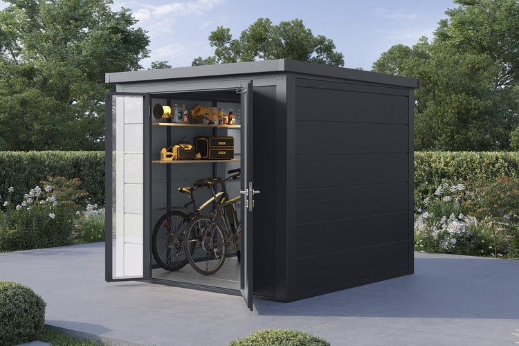 Modernes Metallgerätehaus mit Doppeltür, Regalen und Fahrrädern, stehend auf einer Terrasse in einem Garten.