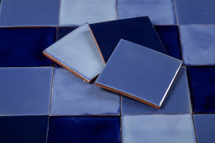 Quadratische blaue Fliesen nah aufgenommen