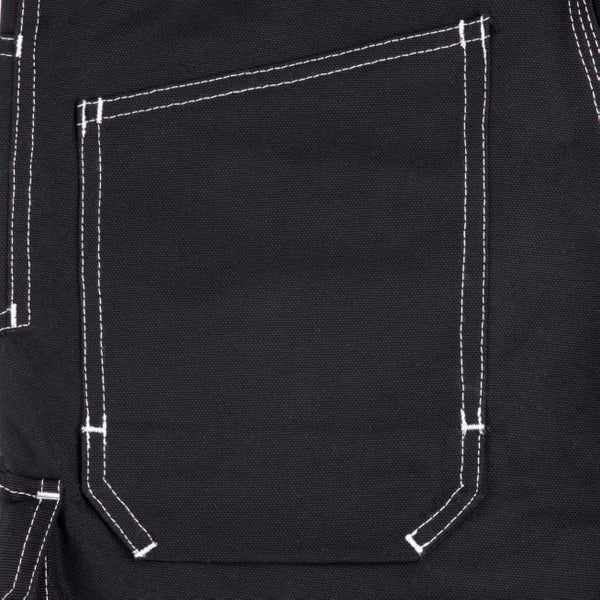 Detail einer Arbeitshose mit Gesäßtasche und weißen Nähten