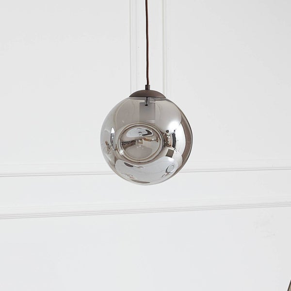 Moderne Pendelleuchte mit kugelförmigem Glasschirm in Rauchglasoptik.