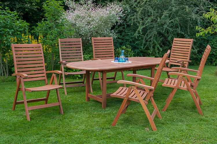 Gartenmöbelset mit ovalem Tisch und Stühlen aus Holz auf einer Rasenfläche