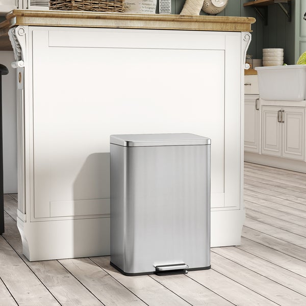 Edelstahl-Treteimer im Küchenbereich.