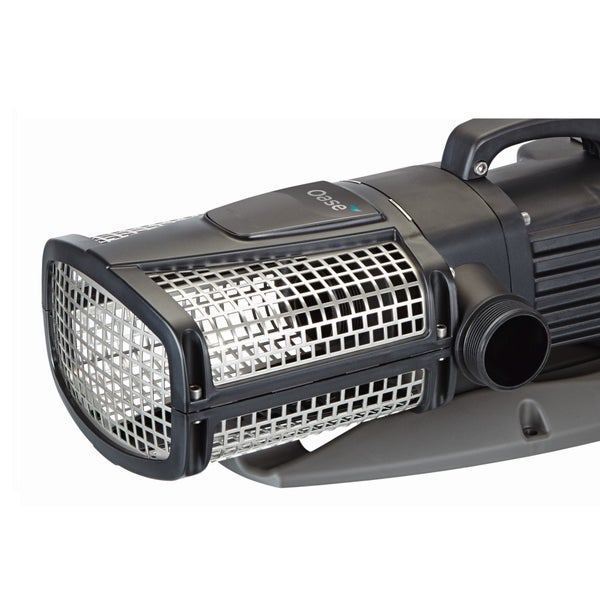 Oase Teichpumpe mit Edelstahl-Filterkorb, schwarzem Kunststoffgehäuse und Tragegriff.