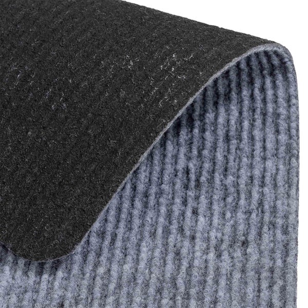 Detailansicht einer Schmutzfangmatte mit Rippenstruktur und schwarzer Rückseite.