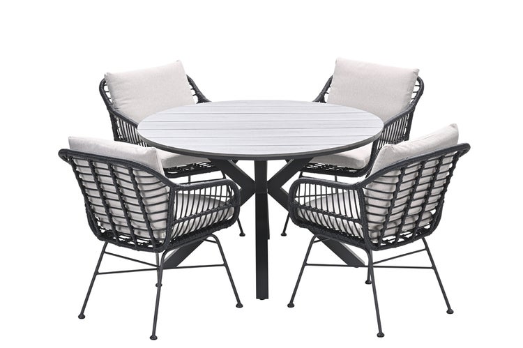 Gartenmöbel-Set bestehend aus einem runden Tisch mit Tischplatte in Holzoptik und vier Stühlen mit schwarzem Geflecht und hellgrauen Polstern.