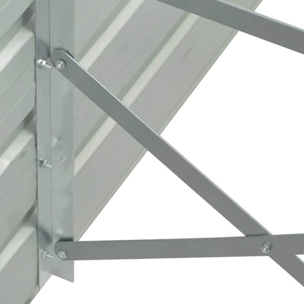 Nahaufnahme der inneren Metallverstrebungen und Schraubverbindungen eines Gerätehauses aus Metall.