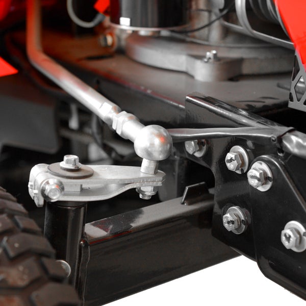 Detailaufnahme eines Traktorlenkgestänges mit Schrauben