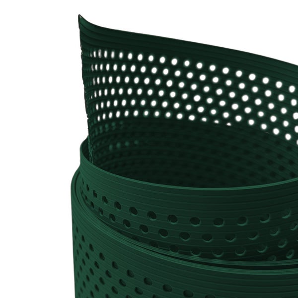 Nahaufnahme eines gewickelten, gelochten Drainagerohrs aus Kunststoff