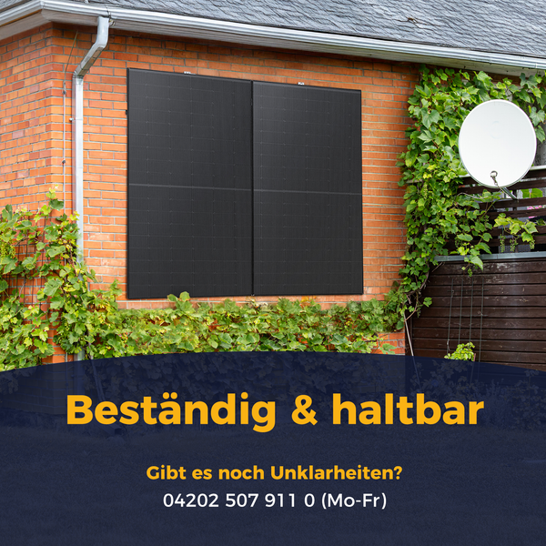 Zwei schwarze Solarpanels an einer roten Backsteinwand mit Weinreben. Text: Beständig und haltbar. Hotline 04202 507 911 0 Montag bis Freitag.