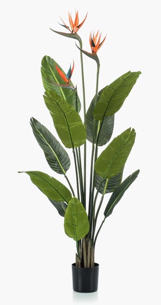 Künstliche Strelitzie mit orangefarbenen Blüten und grünen Blättern im schwarzen Topf