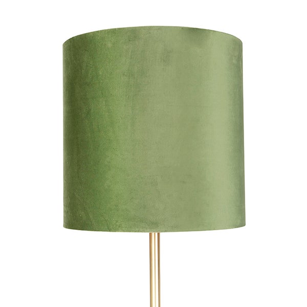 Zylindrischer Lampenschirm aus grünem Samt auf einem goldfarbenen Lampenfuß.