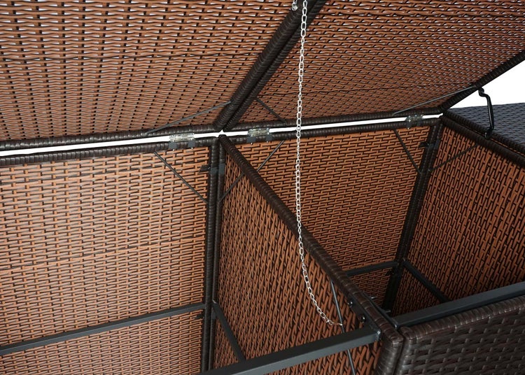 Innenansicht einer braunen Gartenbox aus Polyrattan mit offenem Deckel