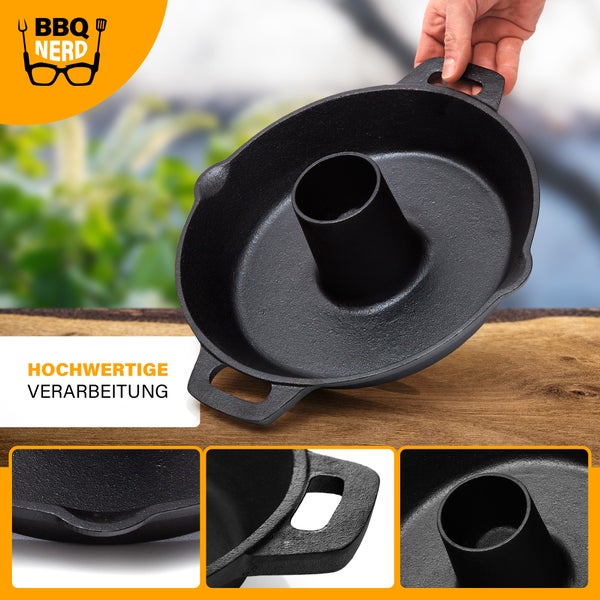 BBQ Nerd Hähnchenbräter aus Gusseisen - Geflügelhalter für Grill & Backofen | Gusseiserner Hähnchenständer Ø 28cm zum fettfreien Garen | Rustikaler Geflügelbräter mit Auffangschale