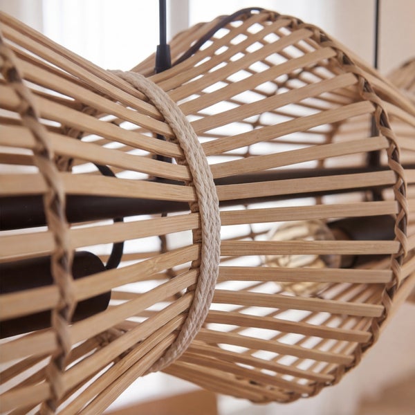 Detailaufnahme einer Pendelleuchte mit Schirm aus hellen Holzlamellen und weißer Kordel.