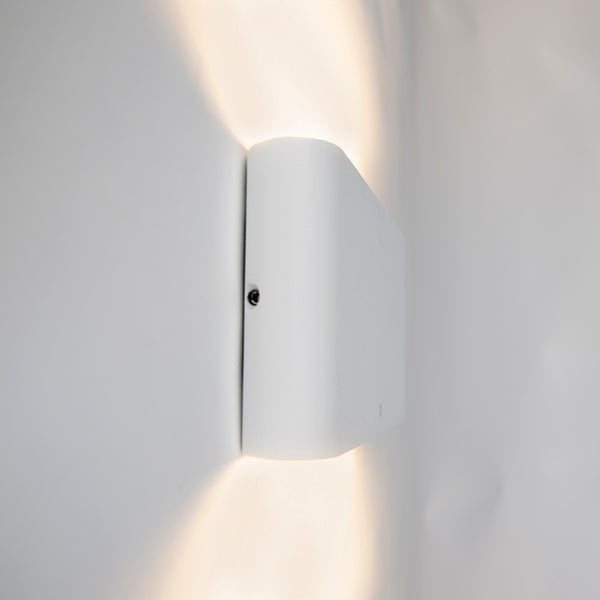 Moderne weiße LED Wandleuchte mit Up-and-Down-Lichteffekt.