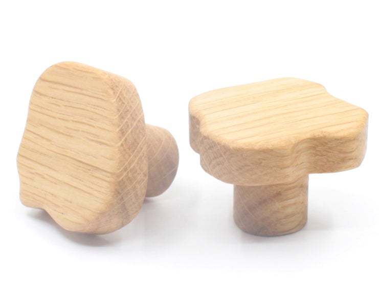 Zwei Möbelknöpfe aus Holz