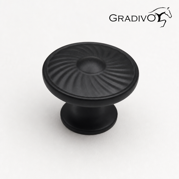 Runder Möbelknopf aus Metall in Mattschwarz mit spiralförmigem Relief. Gradivo Logo.