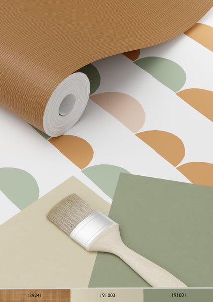 Tapetenrolle mit Halbkreis Muster, Farbfelder und ein Pinsel